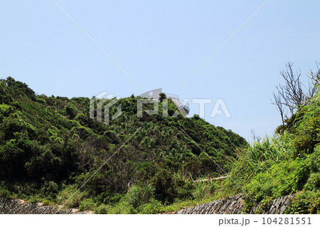 山の上に見える展望所 104281551