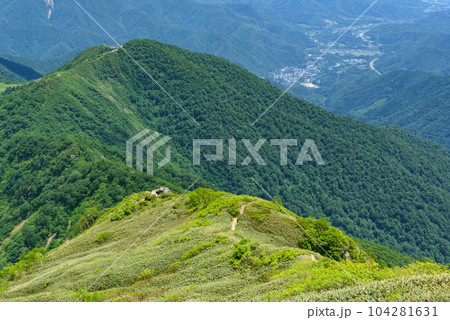 夏の谷川岳・天神尾根道中からの絶景 夏の谷川岳・天神尾根道中からの絶景 104281631