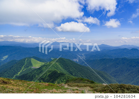 夏の谷川岳・天神尾根道中からの絶景 104281634