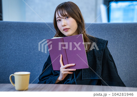 カフェで本を読む女性 104281946