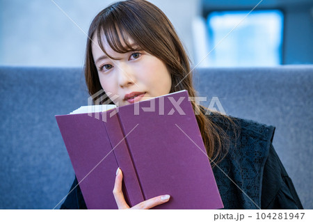 カフェで本を読む女性 カフェで本を読む女性 104281947