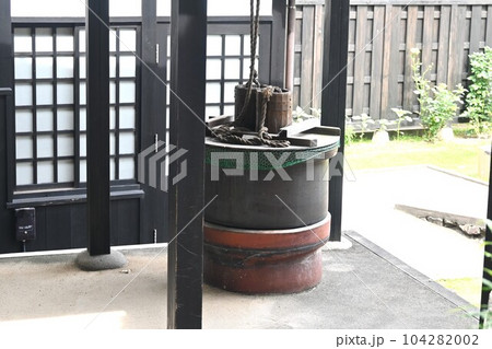 井戸・昭和のレトロな背景素材 104282002
