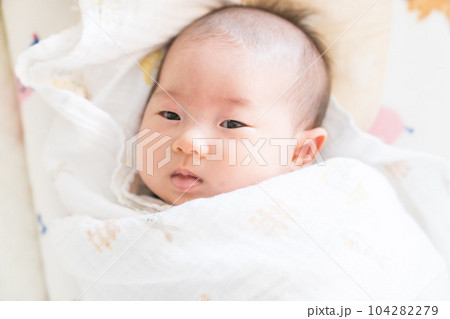 おくるみ包まれる赤ちゃん おくるみ包まれる赤ちゃん 104282279