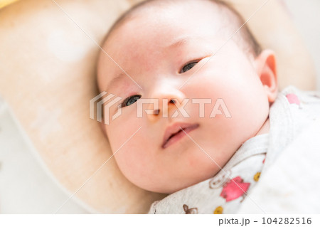 ベビーベッドで眠る乳幼児 ベビーベッドで眠る乳幼児 104282516