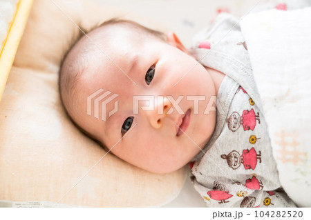 ベビーベッドで眠る乳幼児 ベビーベッドで眠る乳幼児 104282520