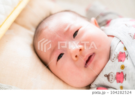 ベビーベッドで眠る乳幼児 ベビーベッドで眠る乳幼児 104282524