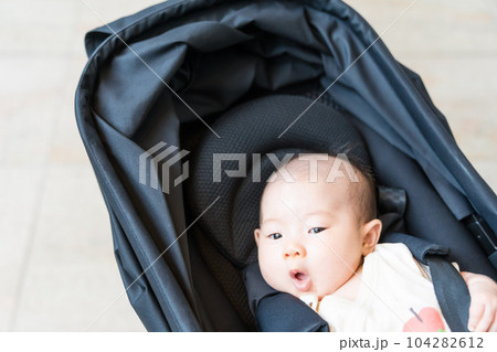 ベビーカーに乗る赤ちゃん ベビーカーに乗る赤ちゃん 104282612