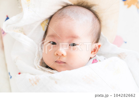 おくるみ包まれる赤ちゃん おくるみ包まれる赤ちゃん 104282662