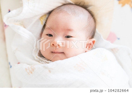 おくるみ包まれる赤ちゃん　 104282664