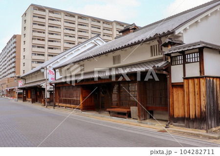 兵庫県伊丹市に残る伝統的な木造家屋 兵庫県伊丹市に残る伝統的な木造家屋 104282711