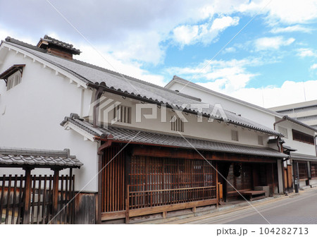 兵庫県伊丹市に残る伝統的な木造家屋 104282713
