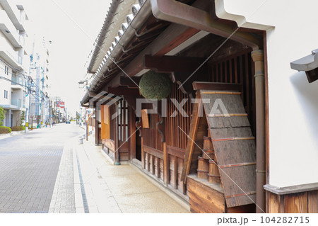 兵庫県伊丹市に残る古い木造の酒蔵 104282715