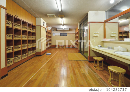 温泉旅館の大浴場の脱衣所 温泉旅館の大浴場の脱衣所 104282737