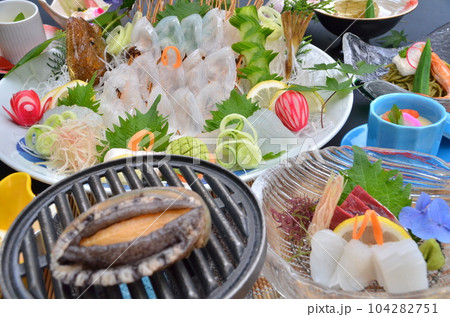 アワビがついた豪華な海の幸の会席料理 アワビがついた豪華な海の幸の会席料理 104282751