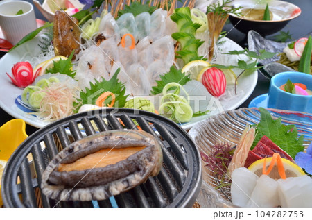 アワビがついた豪華な海の幸の会席料理 アワビがついた豪華な海の幸の会席料理 104282753