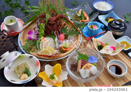 伊勢海老がついた豪華な海の幸の会席料理 伊勢海老がついた豪華な海の幸の会席料理 104283061