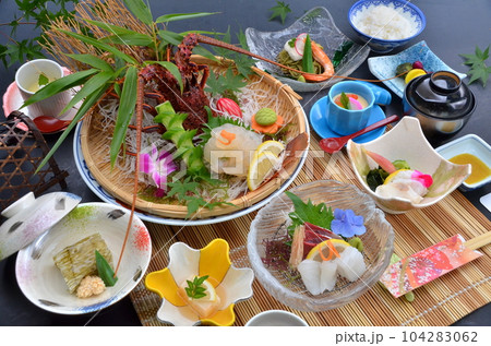 伊勢海老がついた豪華な海の幸の会席料理 伊勢海老がついた豪華な海の幸の会席料理 104283062