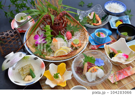 伊勢海老がついた豪華な海の幸の会席料理 伊勢海老がついた豪華な海の幸の会席料理 104283066