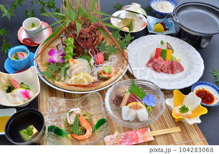 伊勢海老がついた豪華な海の幸の会席料理 伊勢海老がついた豪華な海の幸の会席料理 104283068