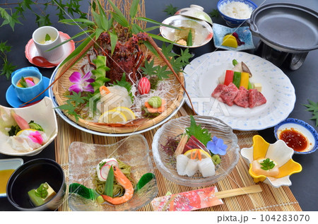 伊勢海老がついた豪華な海の幸の会席料理 伊勢海老がついた豪華な海の幸の会席料理 104283070