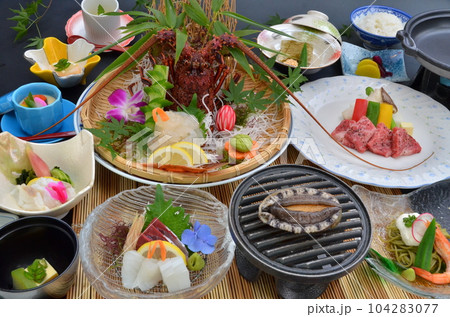 伊勢海老と鮑がついた豪華な海の幸の会席料理 104283077