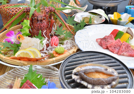 伊勢海老と鮑がついた豪華な海の幸の会席料理 伊勢海老と鮑がついた豪華な海の幸の会席料理 104283080