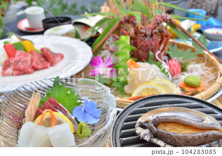 伊勢海老と鮑がついた豪華な海の幸の会席料理 伊勢海老と鮑がついた豪華な海の幸の会席料理 104283085