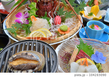 伊勢海老と鮑がついた豪華な海の幸の会席料理 伊勢海老と鮑がついた豪華な海の幸の会席料理 104283090