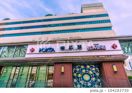 日本の横浜都市景観 早朝。朝陽を浴びる横浜駅（東口）などを望む＝6月25日 104283730