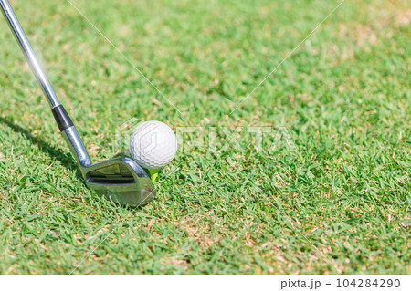 ロングアイアンでゴルフボールを打つ（ティーショット・ゴルフ場） 104284290