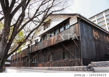 兵庫県伊丹市に残る古い木造の酒蔵 104284629