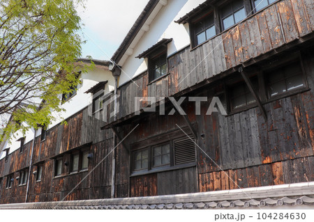 兵庫県伊丹市に残る古い木造の酒蔵 兵庫県伊丹市に残る古い木造の酒蔵 104284630