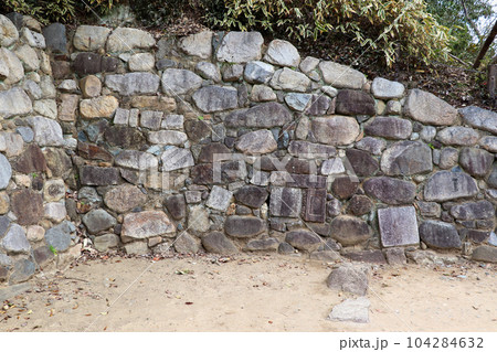 兵庫県伊丹市の有岡城跡に残る古い石垣 兵庫県伊丹市の有岡城跡に残る古い石垣 104284632