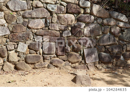 城跡に残る古い石垣 城跡に残る古い石垣 104284635