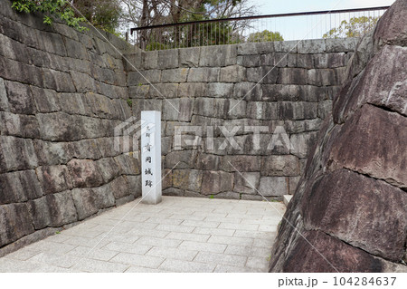 兵庫県伊丹市の有岡城跡の入口 104284637