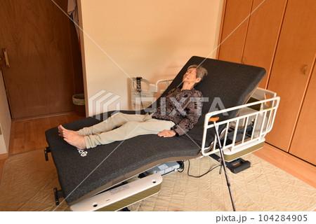介護用ベッドに横になる高齢者 介護用ベッドに横になる高齢者 104284905