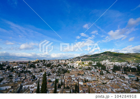 アルハンブラ宮殿のアルカサバから見たグラナダの街並み	 104284918