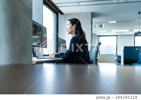 企業のオフィス　働く人達がいる場所 104285228