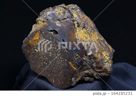 Brown iron ore close up, sample of hematite with limonite (iron ore) 104285231