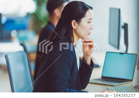 おしゃれなオフィスで働く おしゃれなオフィスで働く 104285237