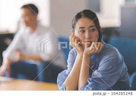 夫婦喧嘩をするふたり. 104285248