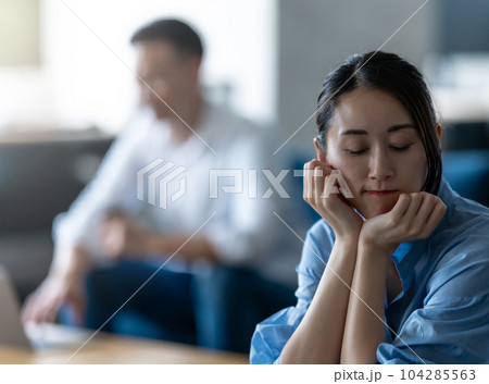 夫婦喧嘩をするふたり. 夫婦喧嘩をするふたり. 104285563