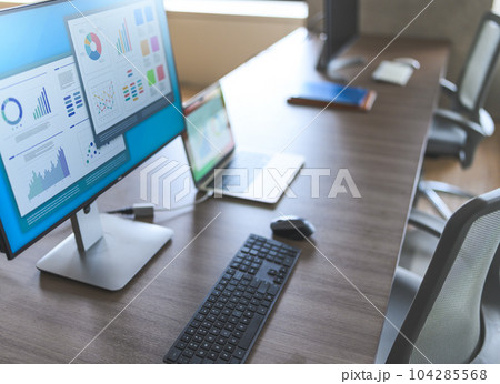 企業のオフィス　働く人達がいる場所 104285568