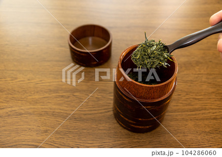 茶葉をさじですくう 茶葉をさじですくう 104286060