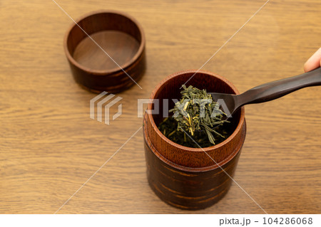 さじで茶葉をすくう さじで茶葉をすくう 104286068