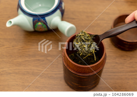 乾燥したお茶の葉を急須に入れる 乾燥したお茶の葉を急須に入れる 104286069