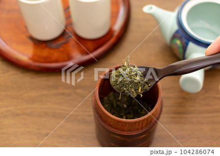 お茶を淹れる準備 104286074