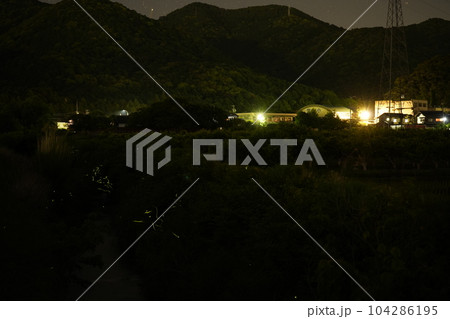 蛍と田舎の夜景 104286195