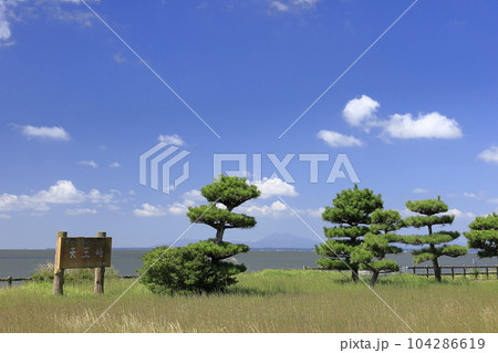 青空の下、霞ヶ浦湖畔の天王崎公園から望む筑波山 104286619