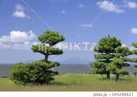 青空の下、霞ヶ浦湖畔の天王崎公園から望む筑波山 青空の下、霞ヶ浦湖畔の天王崎公園から望む筑波山 104286621